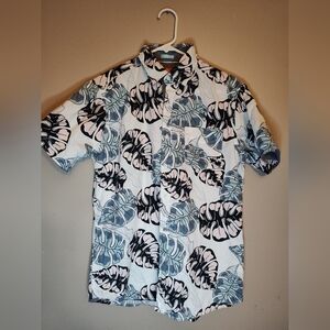 Free Planet Mens Collared Button Up Size Medium Short Sleeve Shirt